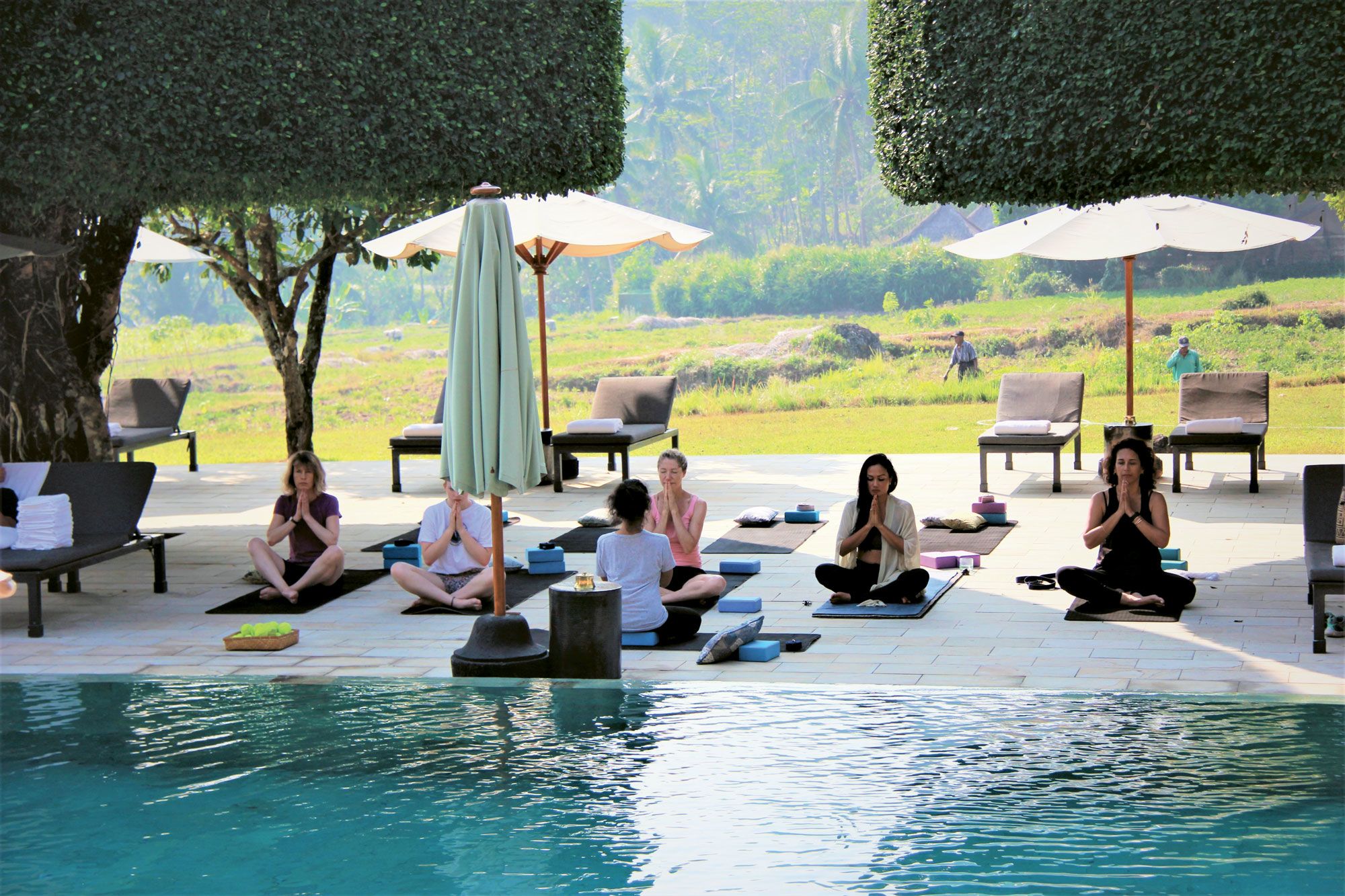 A poolside yoga class at the Amanjiwo. (TW photo by Arnie Weissmann)