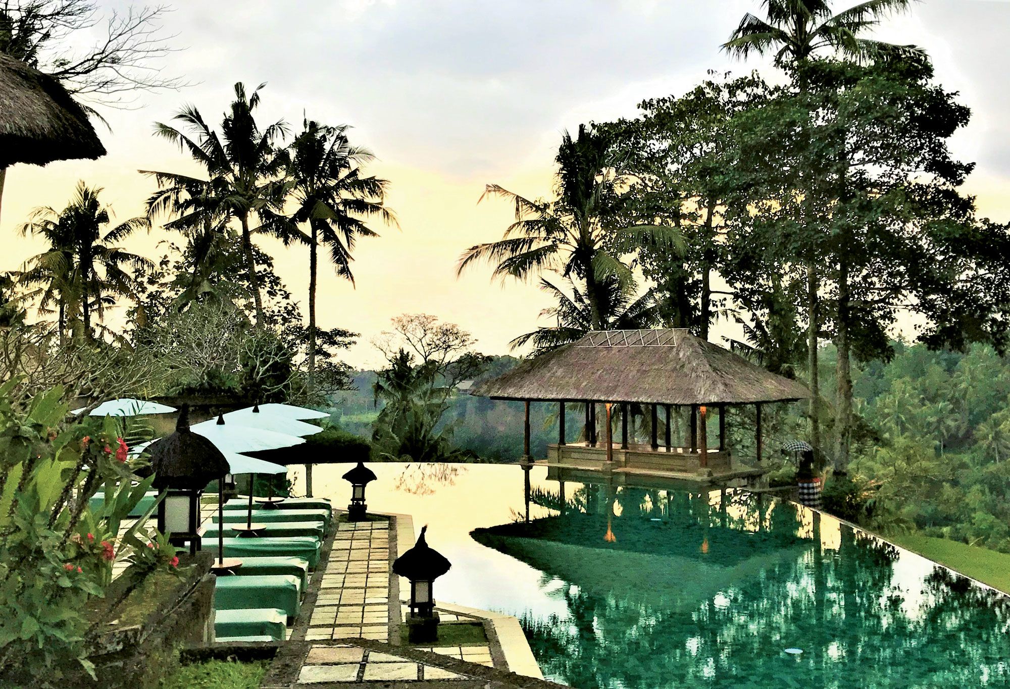 The Amandari’s pool atop a cliff above the Ayung River Valley near Ubud, Bali. (TW photo by Arnie Weissmann)
