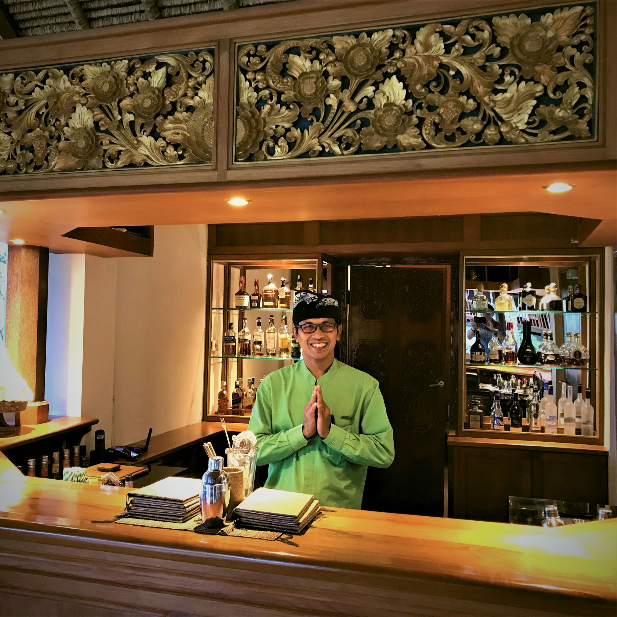 A bartender at the Amandari strikes a traditional Balinese greeting. (TW photo by Arnie Weissmann)