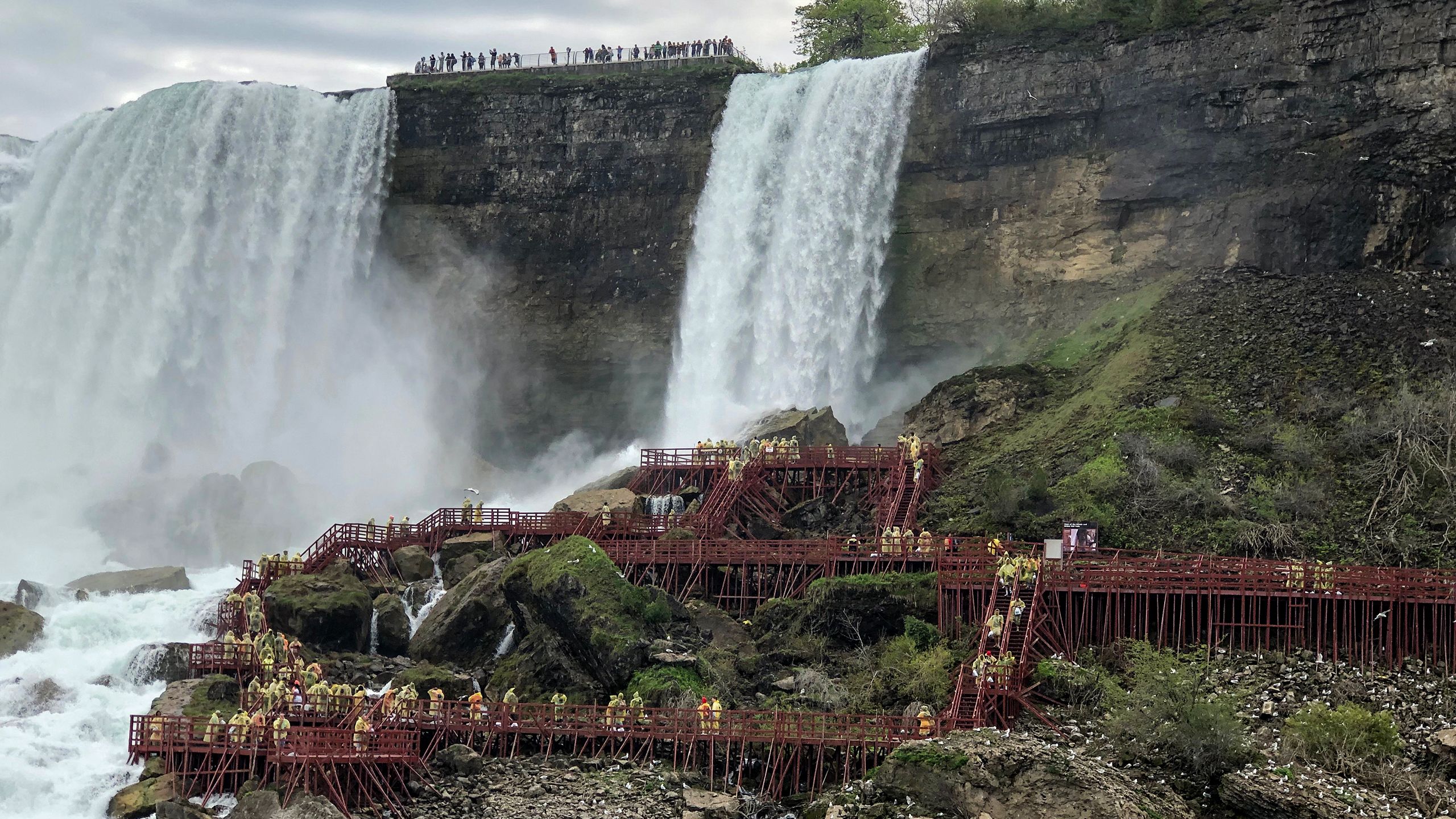 Poncho-clad tourists get a closer look at Niagara Falls, a popular excursion on Great Lakes cruises. TW photo by Thomas Stieghorst