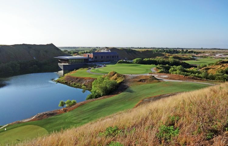 The first tee on Streamsong Blue sits atop a dune and offers views of the clubhouse and surrounding holes. (TW Photo by Robert Silk)