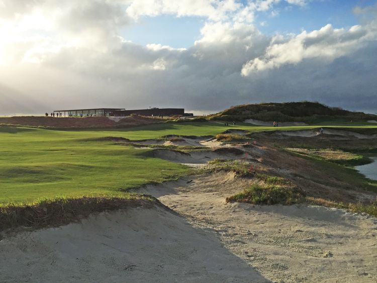 The par-5 18th hole at Streamsong Black requires an intimidating approach over water. The clubhouse sits behind the hole and to its left. (TW Photo by Robert Silk)