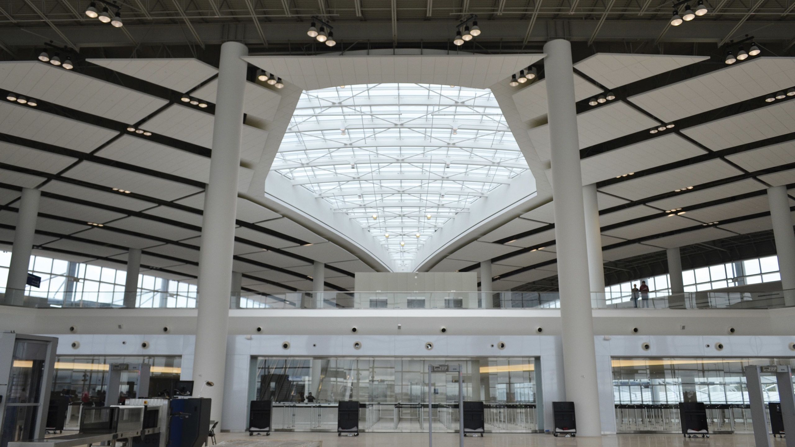 The consolidated checkpoint at the airport has 15 lanes and can be expanded to 17 lanes.