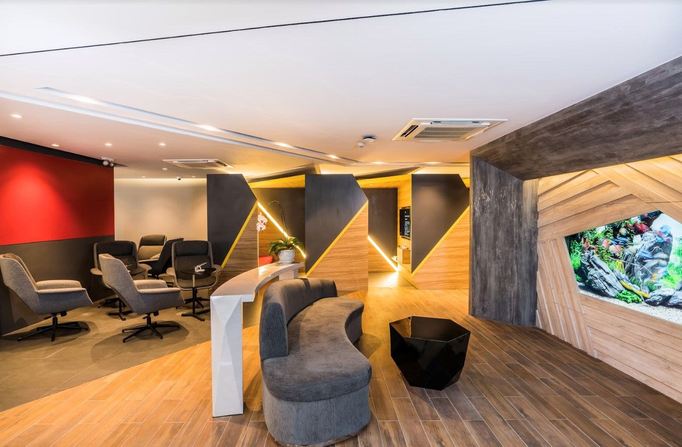 Unlike a conventional lobby, Vīb Sanampao, Bangkok reaches out to guests via a virtual concierge, comfortable gaming pods and various spaces to merge social engagement with technology.