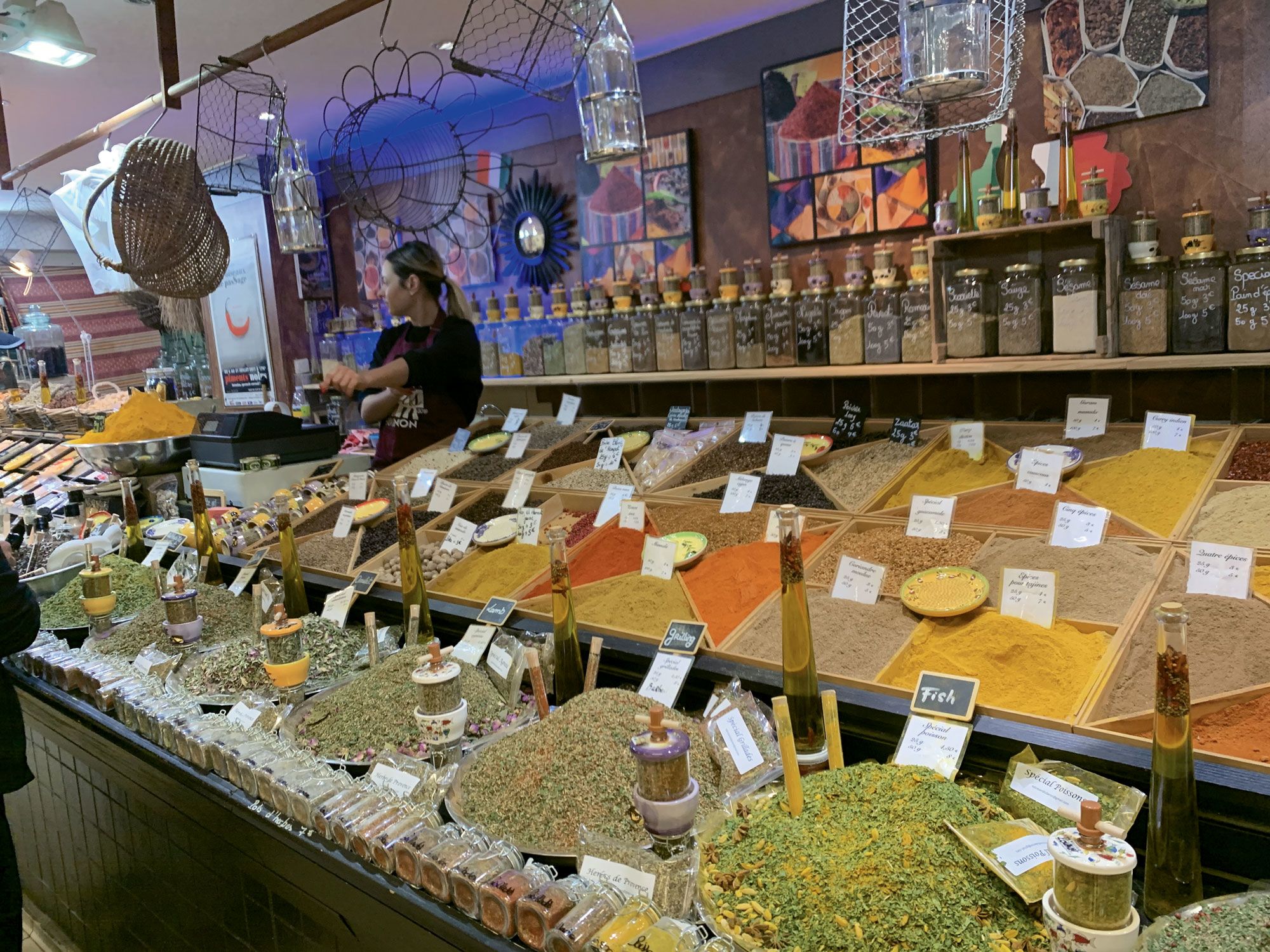 A spice market at the food hall in Avignon. (TW photo by Jeri Clausing)