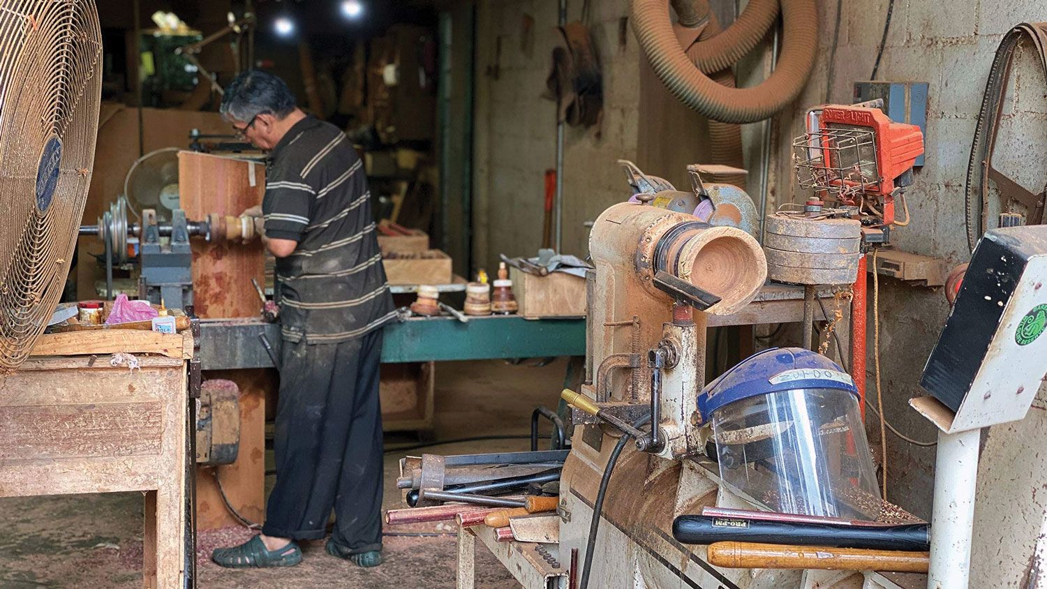 Through Amazon Explore, Asuaire was able to help tourism-dependent businesses, like this small woodworking shop in Costa Rica, stay open for virtual tours and online shopping during the pandemic.