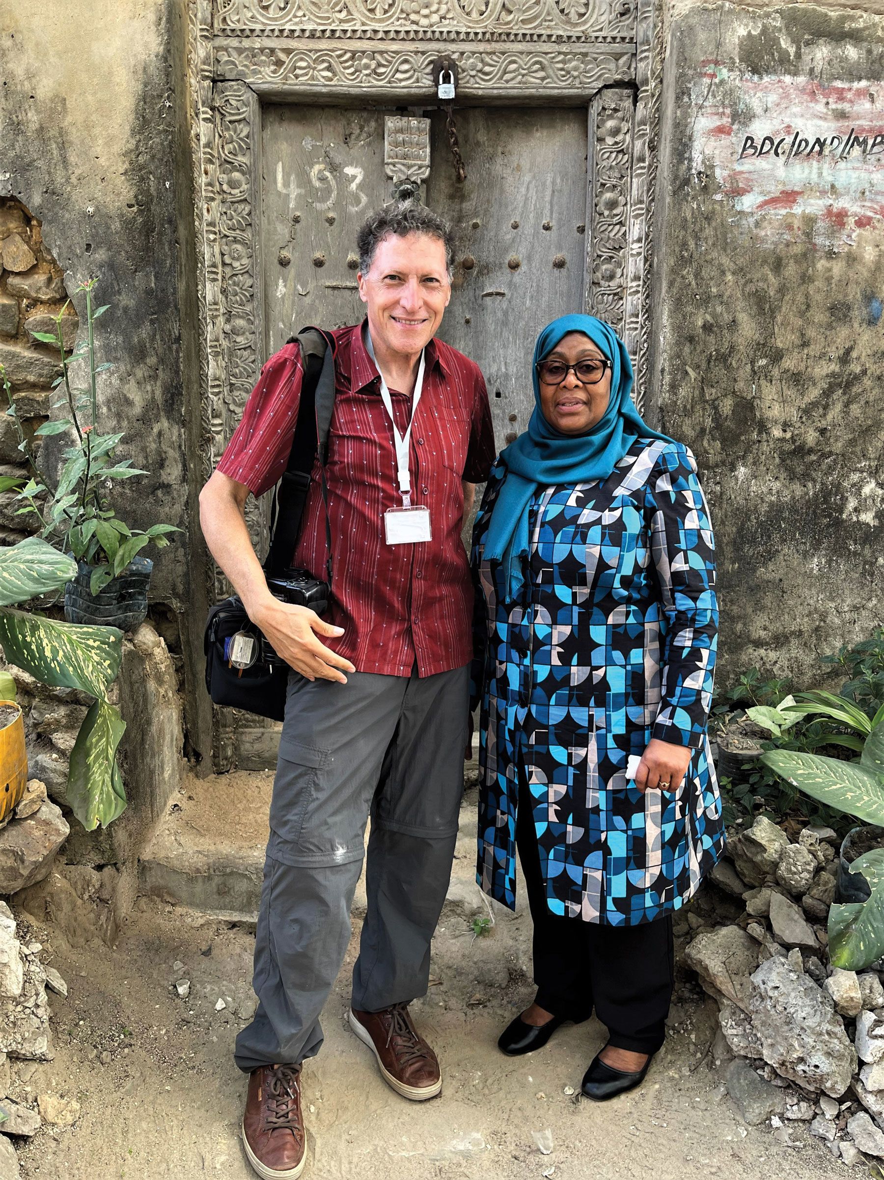 Arnie Weissmann and Tanzania president Samia Suluhu Hassan. (Photo by Karen Ballard)