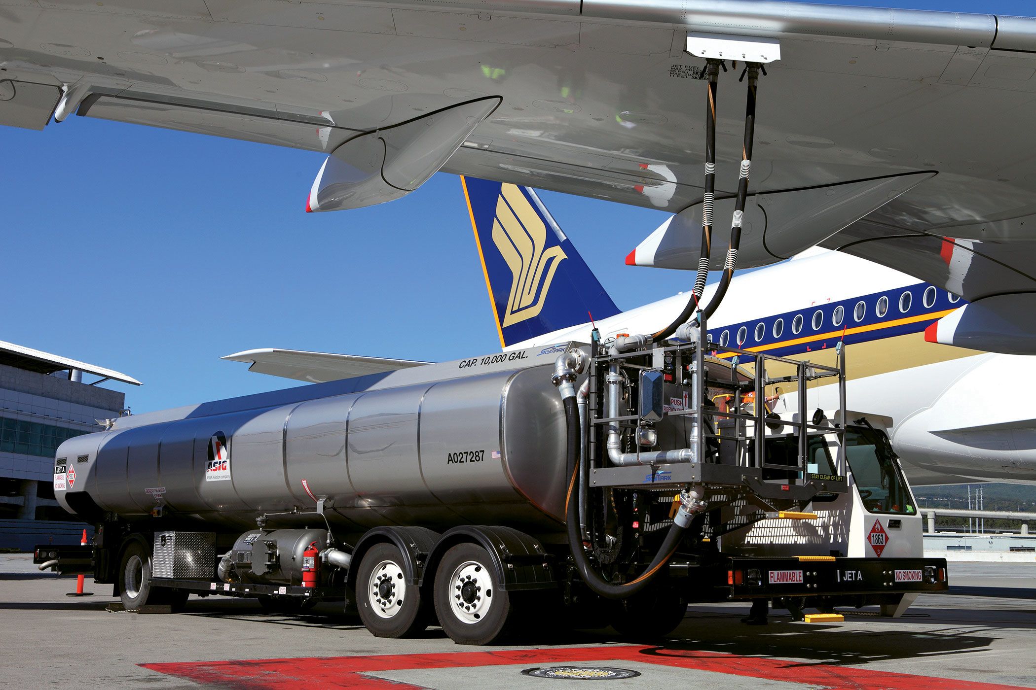 A Singapore Airlines aircraft taking on renewable jet fuel at San Francisco Airport. (Photo by Renco Beunis, SkyNRG)