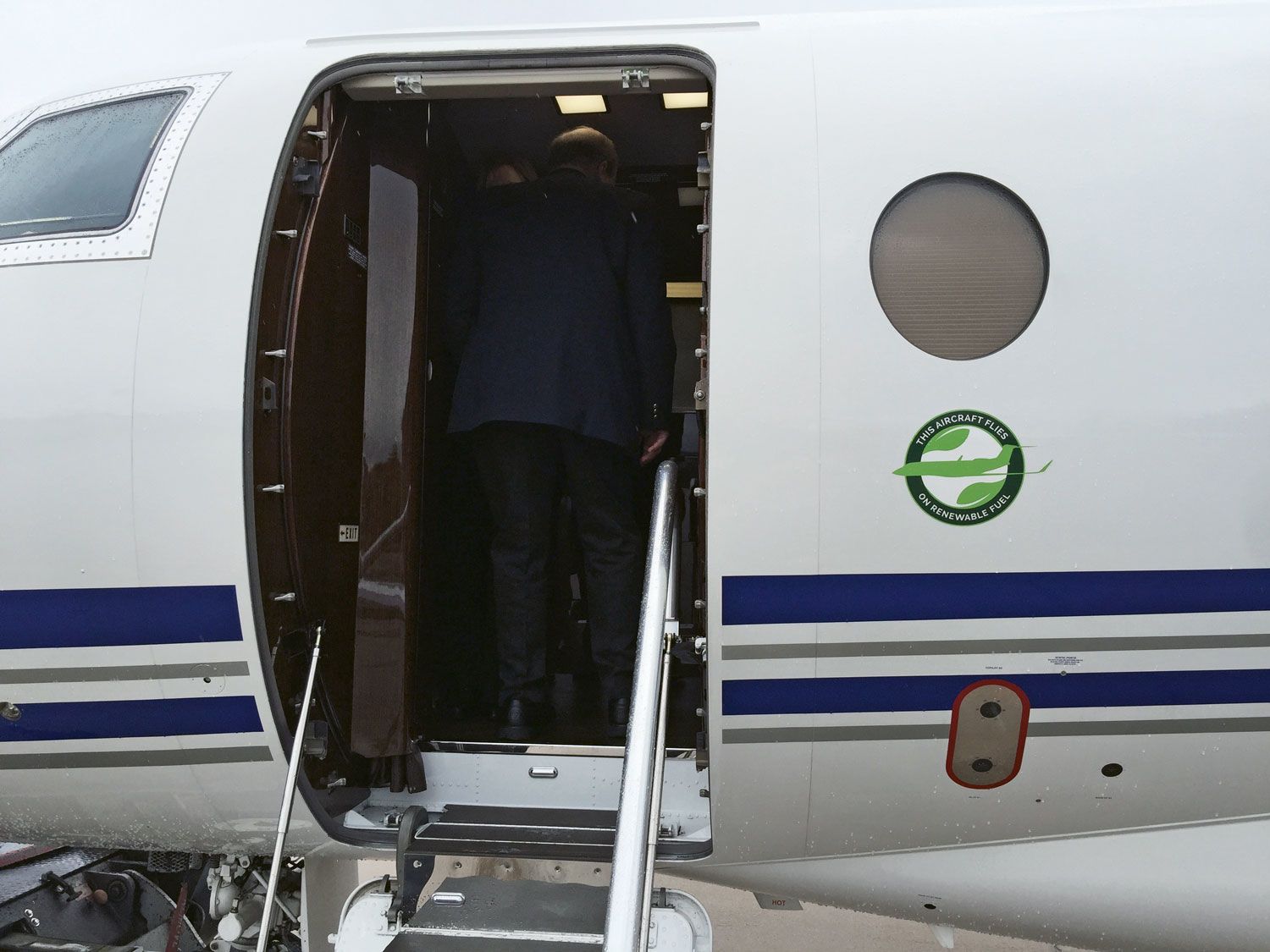 A Gulfstream G280 business jet sports a logo touting the company’s support of sustainable jet fuel. This aircraft flew from Savannah, Ga., to the Los Angeles area for a sustainable jet fuel conference using a blend produced by World Energy. (TW photo by Robert Silk)