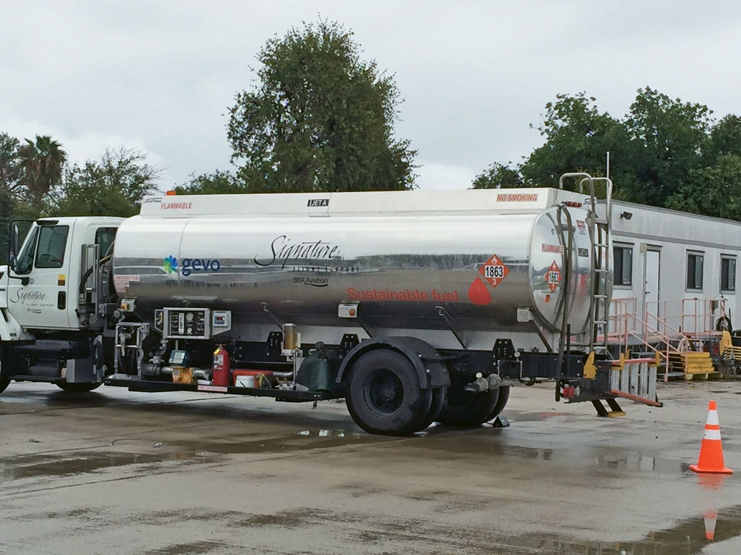 A tanker truck hauling Gevo sustainable jet fuel at Van Nuys Airport. (TW photo by Robert Silk)