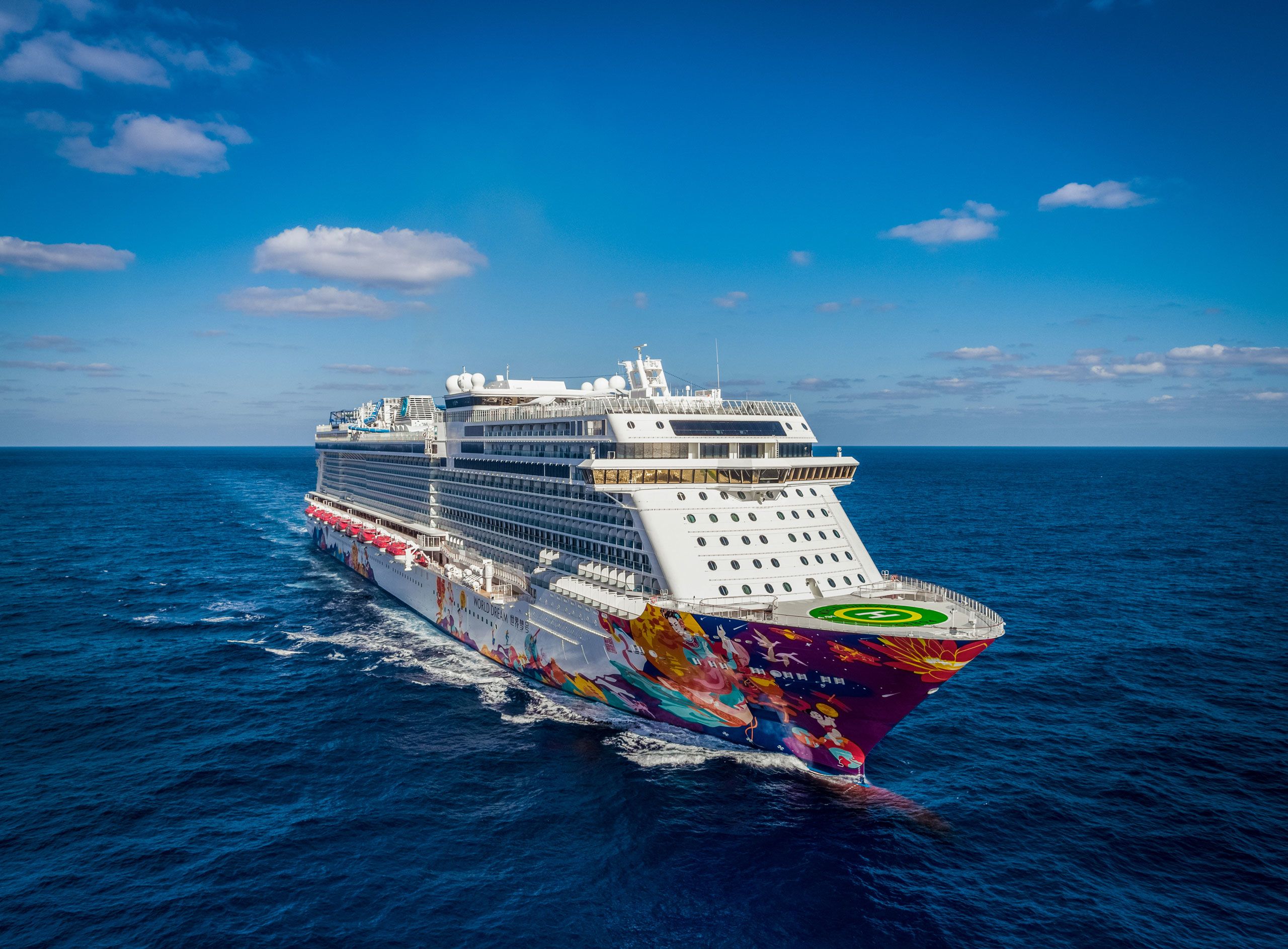 On board World Dream, passengers can indulge in haute cuisine and specially-crafted menus. (Credit: Dream Cruises)