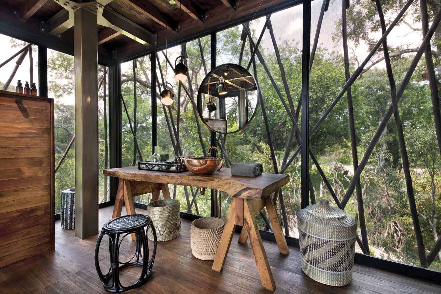 The walls at the Ngala Treehouse allow for an immersive experience.