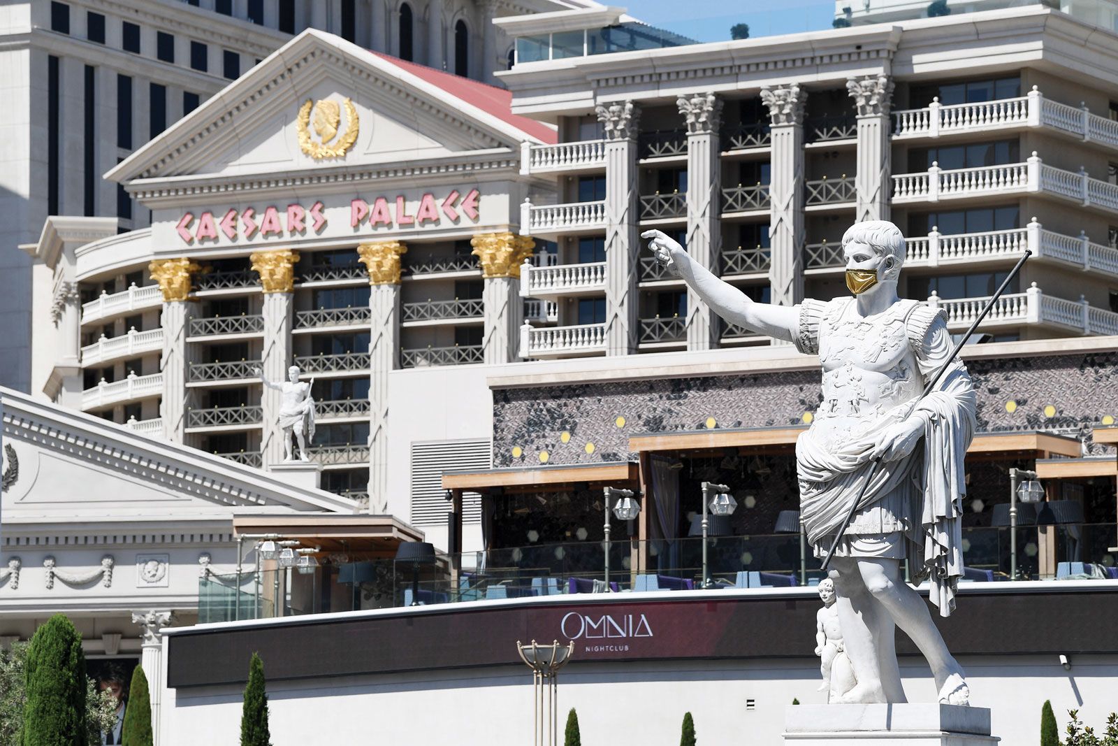 Even the statues at Caesars Palace are following Covid protocols. (Photo by Denise Truscello)